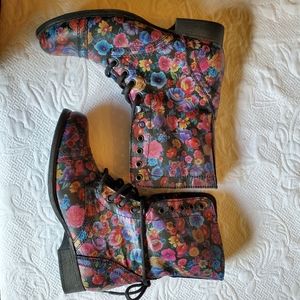 Steve Madden Leather Troopa 👢 Boot 8.5 Floral